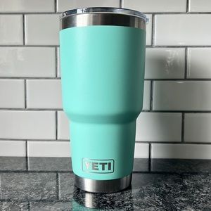 RAMBLER®
30 OZ TUMBLER 🦋